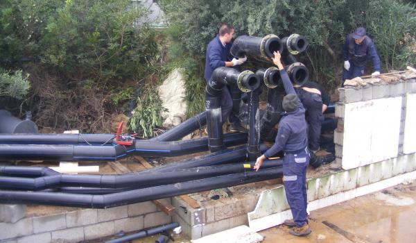Rohrinstallation für die dezentrale Wasseraufbereitung im Außenbereich. © Vewatech