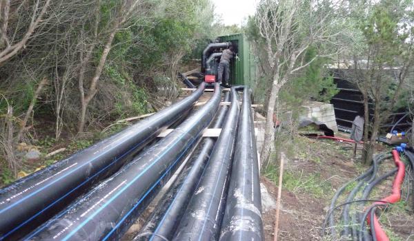 Rohrinstallation für die dezentrale Wasseraufbereitung im Außenbereich. © Vewatech